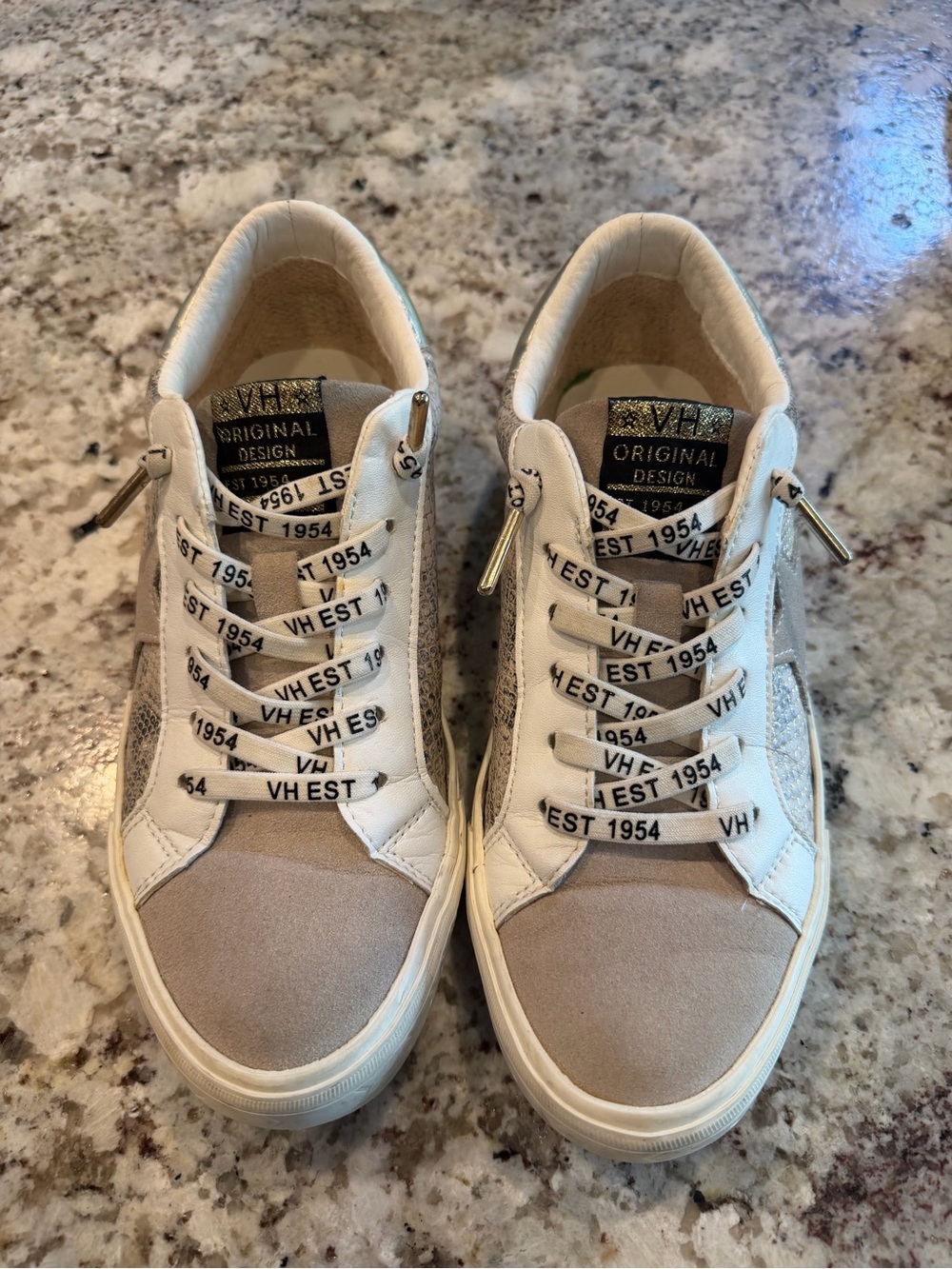 Vintage Havana White and Beige Low-Top Sneakers with Metallic Accents